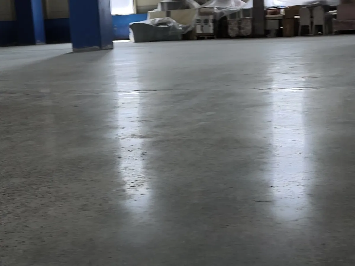 Parlatılmış beton zemin, showroom aydınlatması