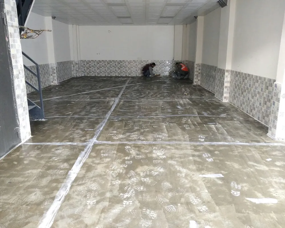 Önce: yıpranmış, tozuyan beton zemin