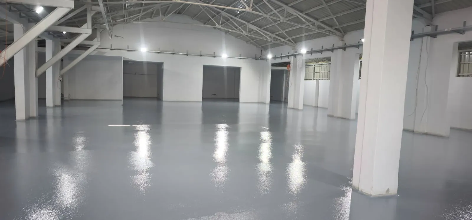 Multileyer kaplama, çatı makaslı hangar hacminde geniş açı