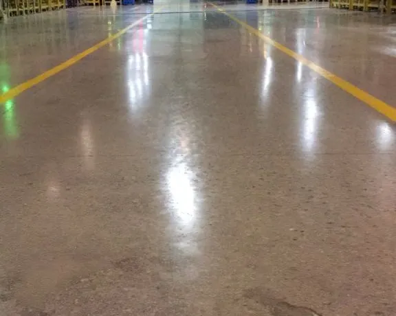 Depo zemininde sarı forklift koridoru çizgileri